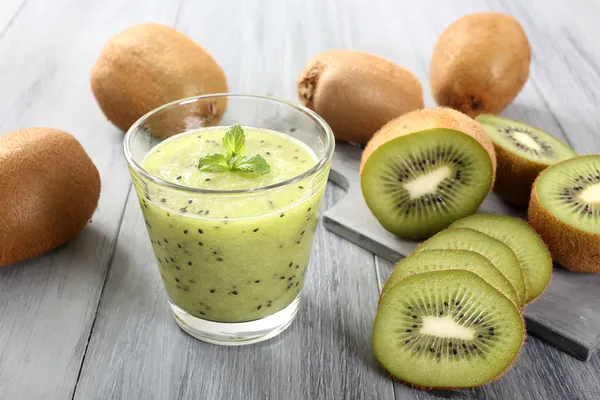 Kiwi smoothie szürke háttér — Stock Fotó