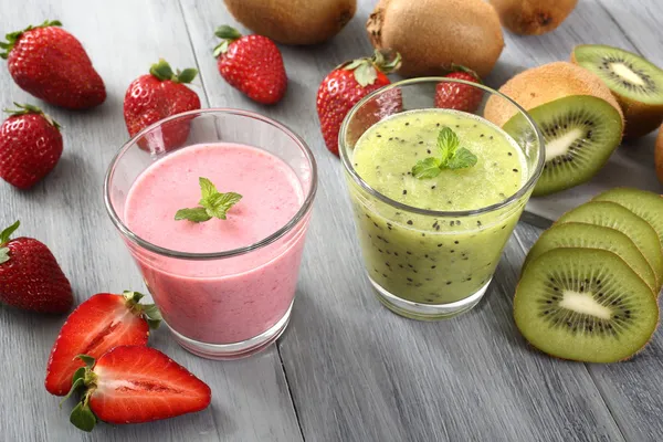 Fragola e kiwi frullato sfondo grigio — Foto Stock