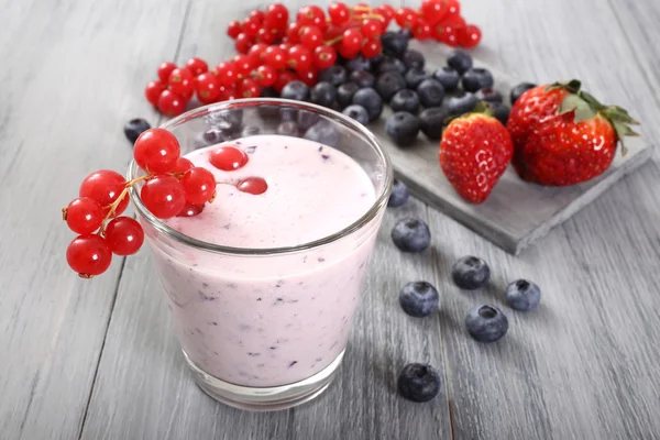 Fruit smoothie fond gris — Photo