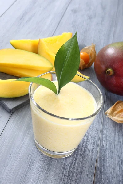 Frukt smoothie grå bakgrund — Stockfoto