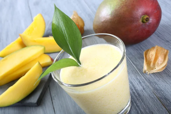 Fruit smoothie grijze achtergrond — Stockfoto