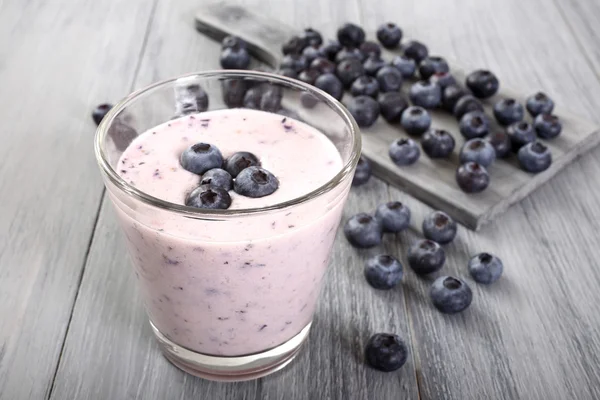 Fruta batido fondo gris Imágenes de stock libres de derechos