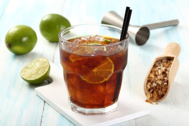 cocktail met cola ijs en kalk
