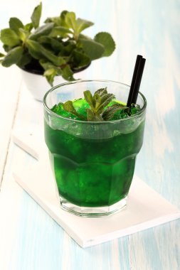 Nane ve buz ile coktail