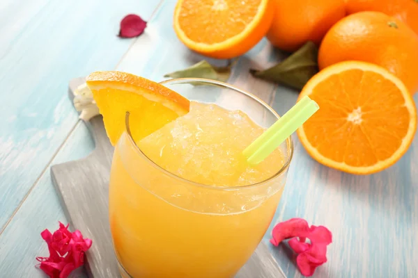 Orangensaft mit Eis — Stockfoto