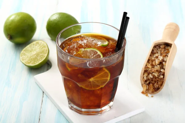 Cocktail con ghiaccio di cola e lime — Foto Stock