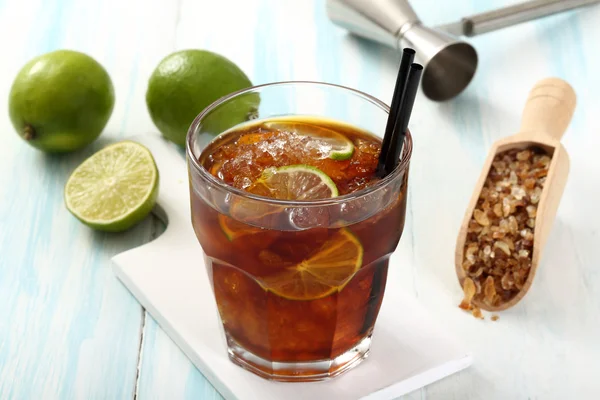 Cocktail con ghiaccio di cola e lime — Foto Stock