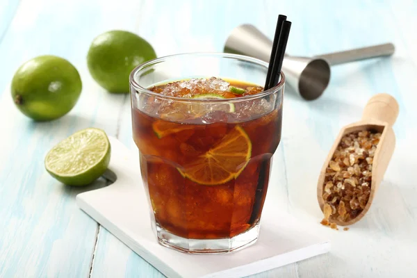 Cocktail met cola ijs en kalk — Stockfoto