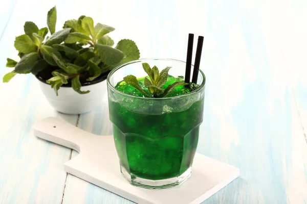 Coktail con menta y hielo — Foto de Stock