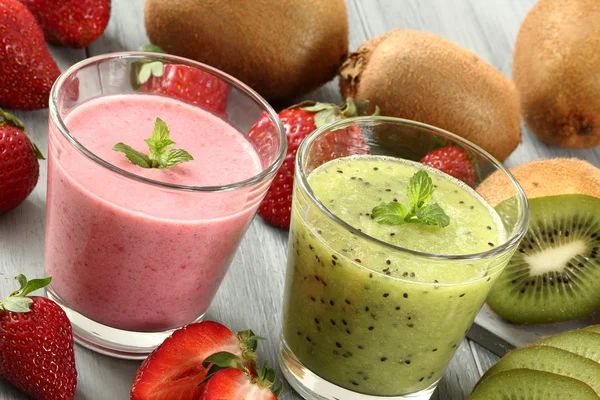 Fruit smoothie fond gris — Photo