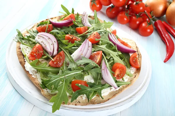 Pizza med färska grönsaker — Stockfoto