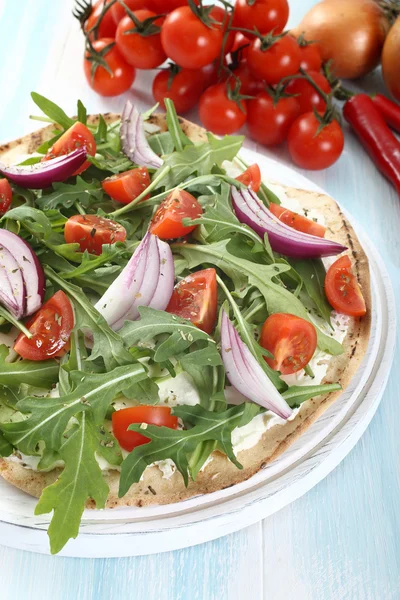 Pizza med färska grönsaker — Stockfoto