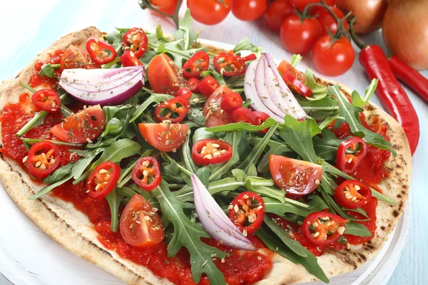 Pizza med färska grönsaker — Stockfoto