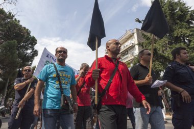kimliği belirsiz göstericilerin şehir sokaklarında