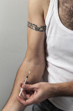 erkek eline enjekte ilaç