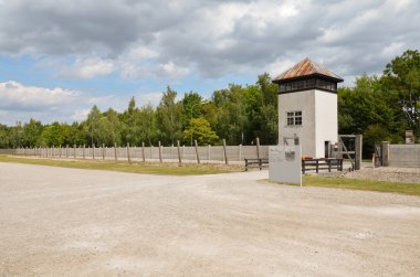 Dachau elektrikli çit ve Muhafız Kulesi