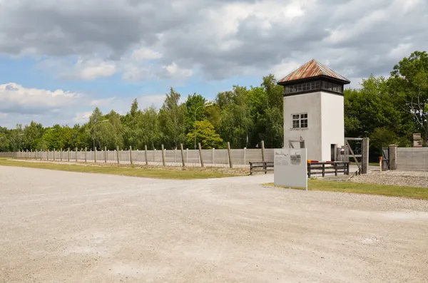 Dachau elektrický plot a guard tower — Stock fotografie