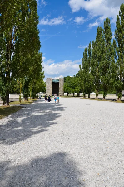 Dachau - avenue a katolická kaple — Stock fotografie