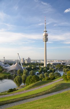 Olympiapark 5 - Olympiahalle s Olympiaturm ed Olympiasee