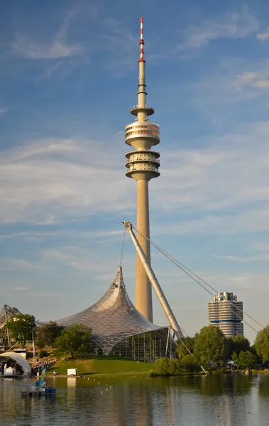 Olympiapark 4 - Olympiahalle s Olympiaturm ed Olympiasee — Stockfoto