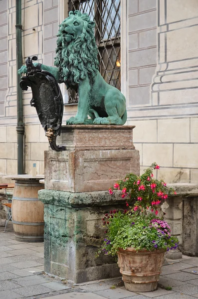 Lion statue in front of the Residence 3 — Stock Photo, Image