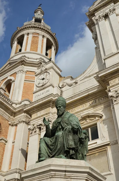 Heiligdom van loreto standbeeld van de paus 3 — Stockfoto