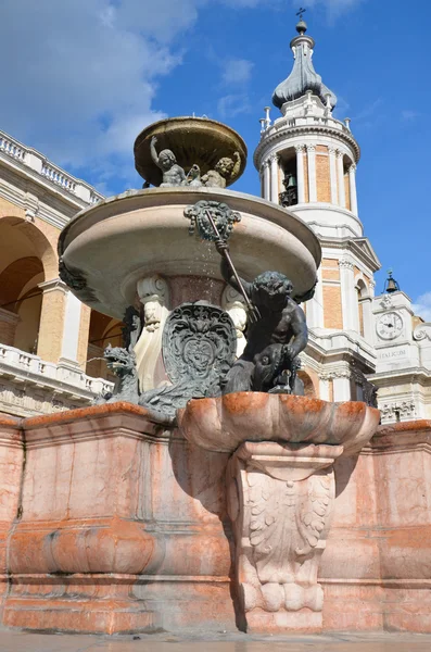 Fonte na praça principal em Loreto-1 — Fotografia de Stock