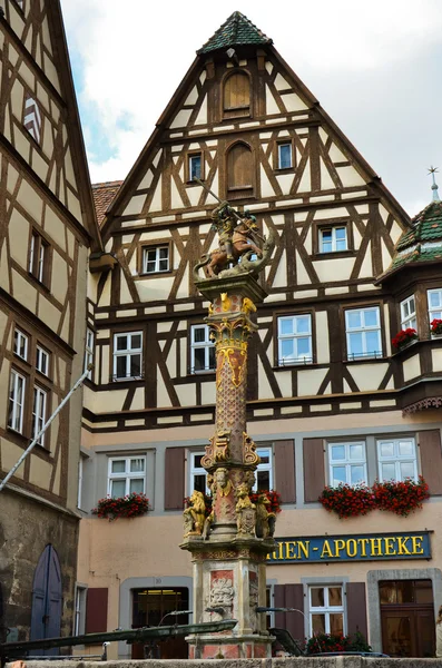 Rothenburg ob der tauber, Brunnen und Gebäude externe Kunstausstellung — Stockfoto