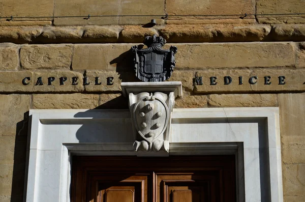Coat of arms at the entrance of the Medici Chapels, Florence — Stock Photo, Image