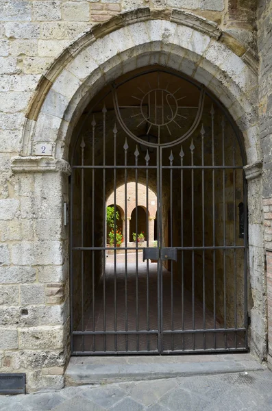 Arc avec porte à la cour, Sienne — Photo