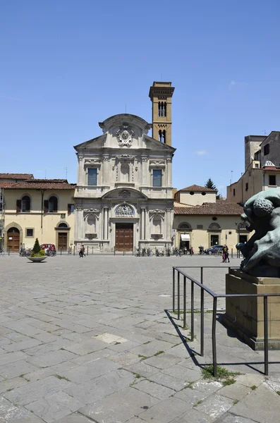 La plaza Ognissanti y la iglesia de Ognissanti, Florencia — Foto de Stock