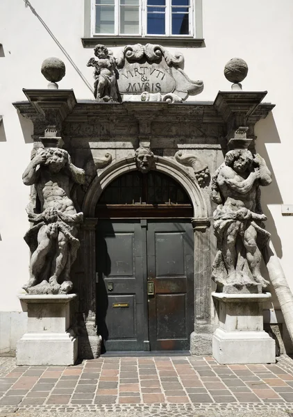 -Porte avec cadre baroque, Ljubljana — Photo