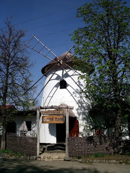 Restaurace v podobě mlýn — Stock fotografie