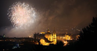 Prag, Çek Cumhuriyeti başkenti yeni yıl havai fişek