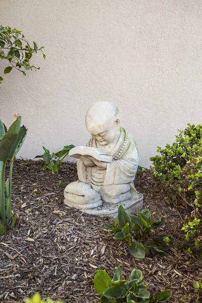 Statuette du petit Bouddha lisant un livre, La Jolla, Californie — Photo