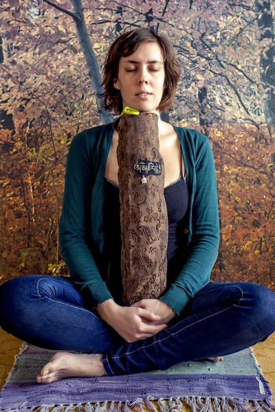 Женщина-йога с ковриком для йоги — стоковое фото