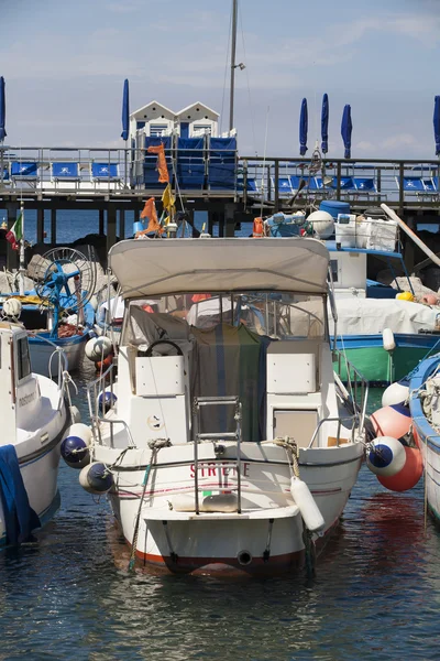 Boot in de haven van sorrento — Stockfoto