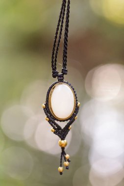 Ay taşlı doğal arka planda Boho kolyesi