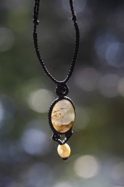 Doğal arka planda gri labradorit taşlı Boho kolyesi.