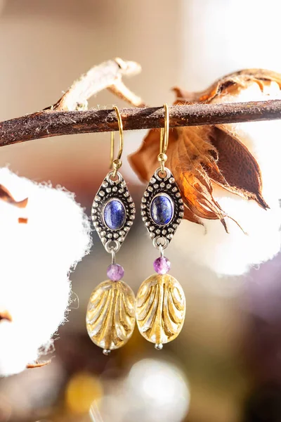 蓝宝石 紫水晶和玻璃珠子的漂亮耳环 挂在天然背景上 — 图库照片