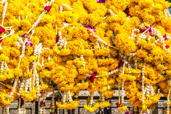 Flower garlands in buddhist temple — Stock Photo, Image