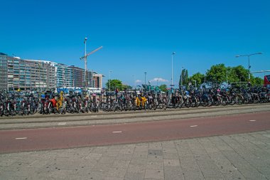 Bisiklet Park Köprüsü'nde yakın Merkez İstasyonu, amsterdam, Hollanda