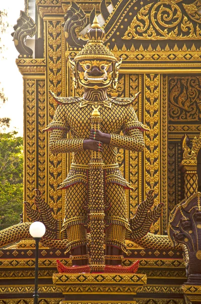 Golden warrior i buddhistiska tempel, thailand, hua-hin — Stockfoto