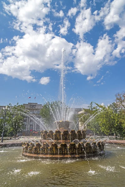 Grande fontana nella città di Orenburg, Russia — Foto Stock