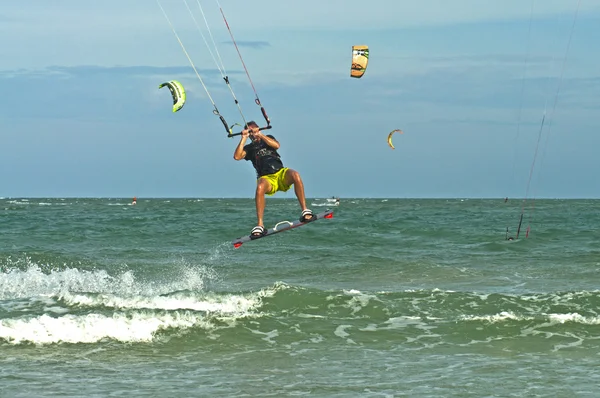 Voando um kite surfista — Fotografia de Stock