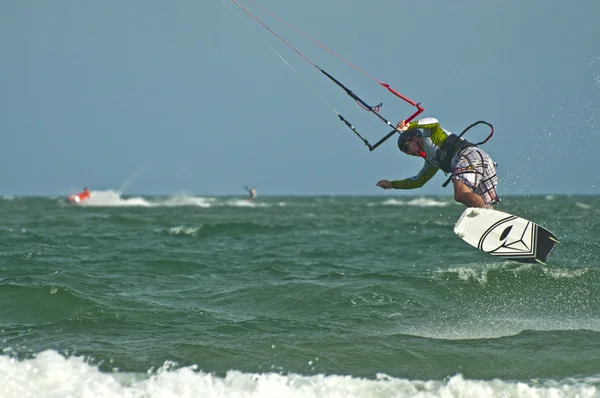 Kitesurfer fliegen — Stockfoto