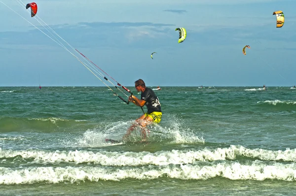 Flyger kite surfare — Stockfoto