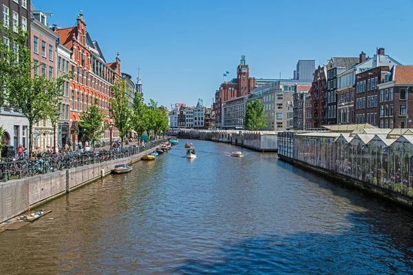 Vista del canal de agua cerca del mercado de flores en Ámsterdam — Foto de Stock