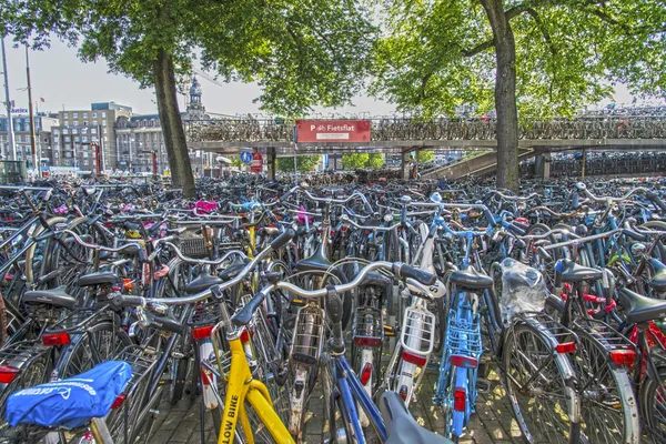 Aparcamiento de bicicletas en el puente cerca de la Estación Central, Amsterdam, Holanda — Foto de Stock