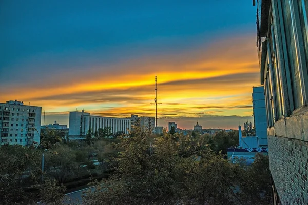 オレンブルク市、ロシアで日没時テレビ塔 ストック画像
